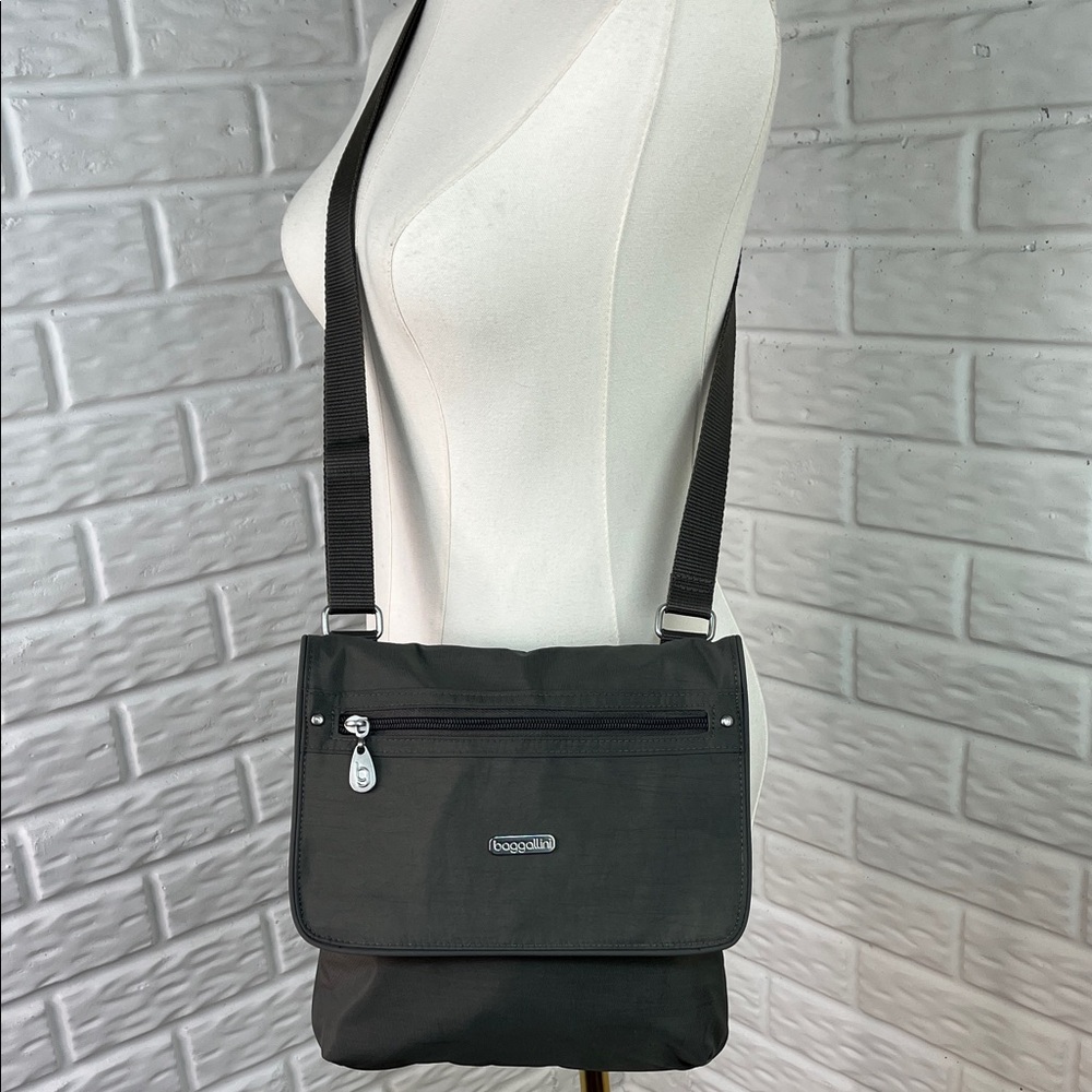 BAGGALLINI EVERYDAY CROSSBODY MESSENGER BAG IN DARK GRAY NYLON LIKE NEW